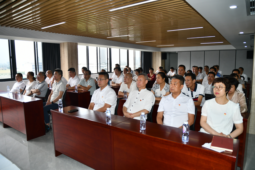 ​福建新華聯合(hé)印務集團集中收(shou)看慶祝中國共産(chǎn)黨成立100周年大會(hui)直播