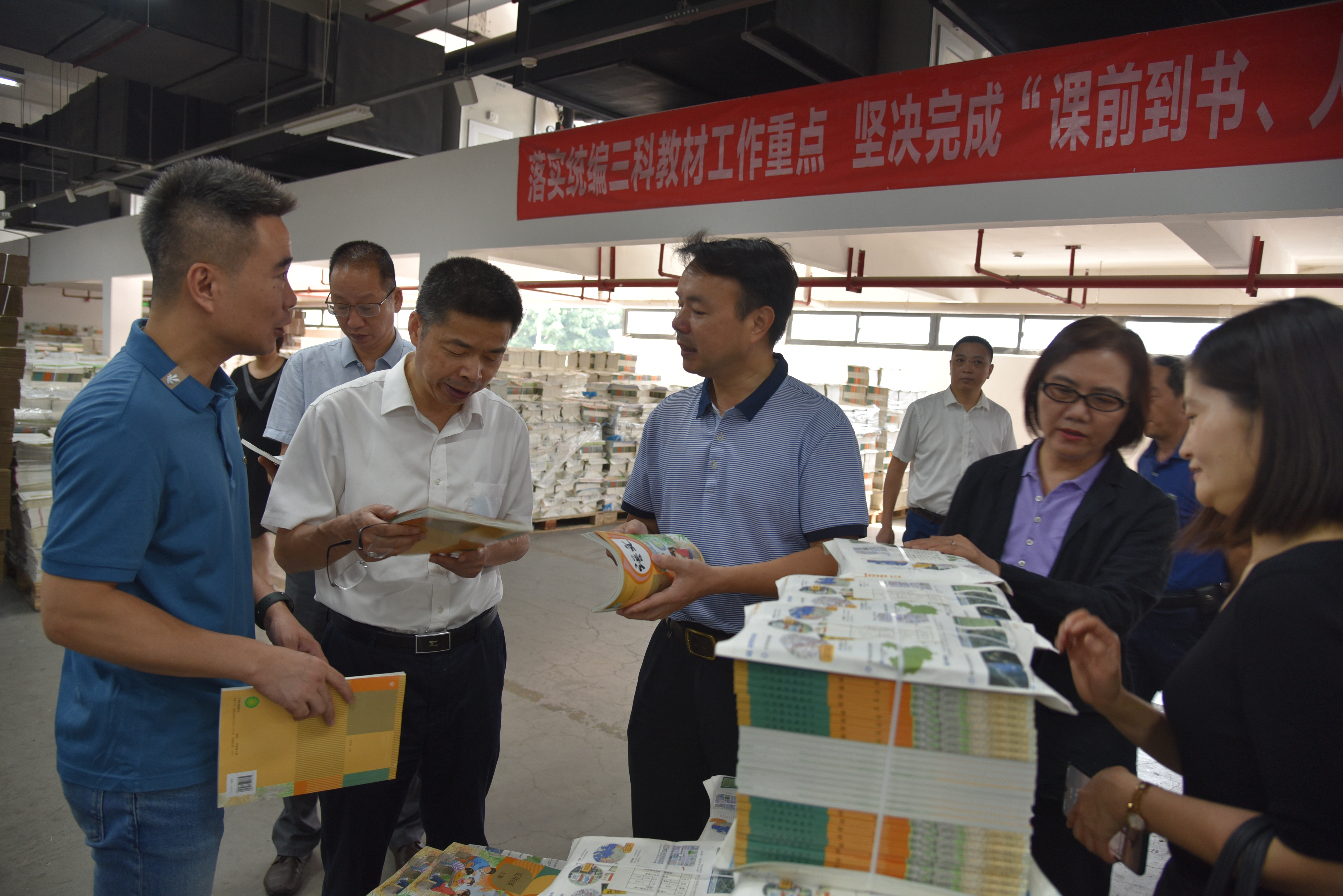省委宣傳(chuán)部肖貴新副部長(zhang)一行莅臨印務集(jí)團開展“3.15”質檢活動(dong)綠色印刷專題調(diao)研