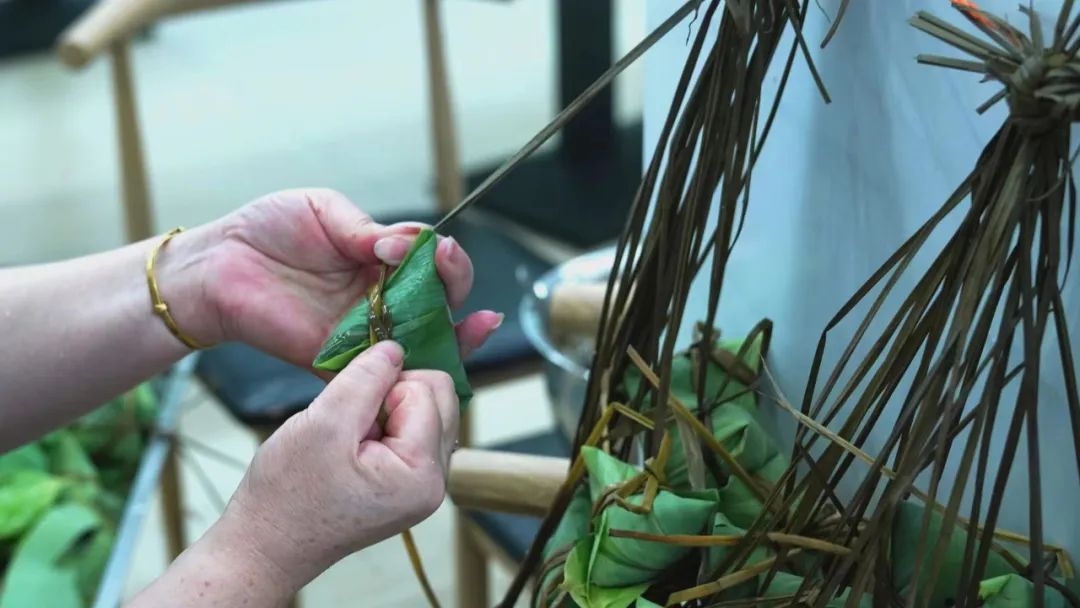 粽香四溢，濃情端(duan)午——福建新華聯合(hé)印務集團開展包(bao)粽子迎端午活動(dòng)