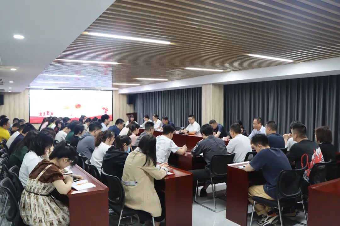 印務集團召開五(wu)四青年節座談會(hui)并開展“青年先鋒(feng)隊”授旗儀式